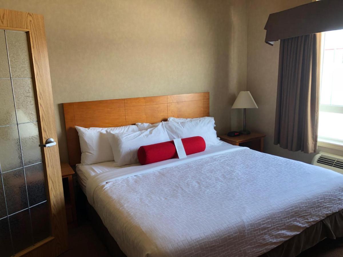 Ramada By Wyndham Ponoka Hotel Exterior photo