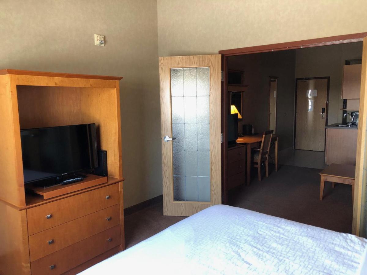 Ramada By Wyndham Ponoka Hotel Exterior photo