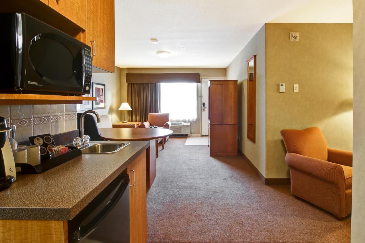 Ramada By Wyndham Ponoka Hotel Exterior photo