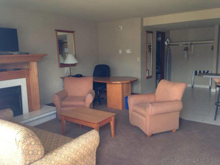Ramada By Wyndham Ponoka Hotel Exterior photo