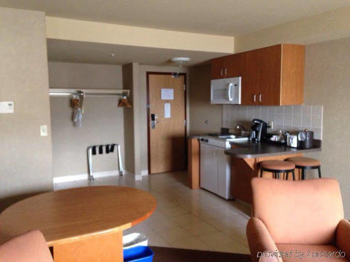 Ramada By Wyndham Ponoka Hotel Exterior photo