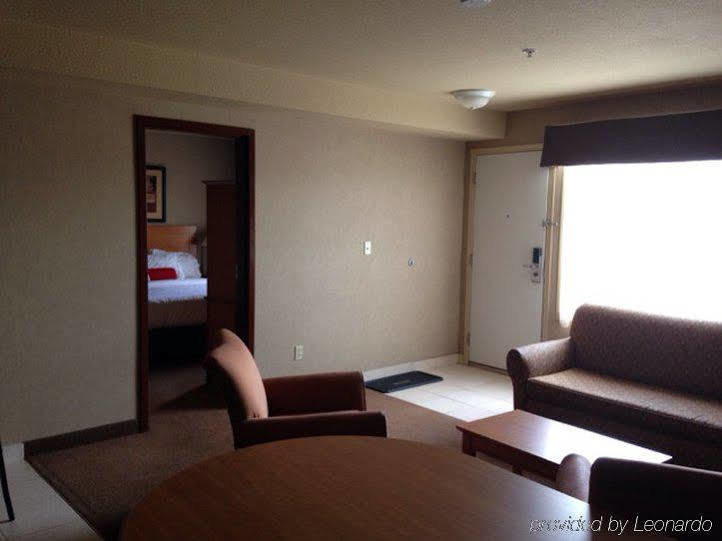 Ramada By Wyndham Ponoka Hotel Exterior photo